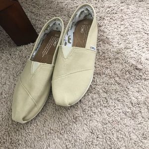 Beige Toms
